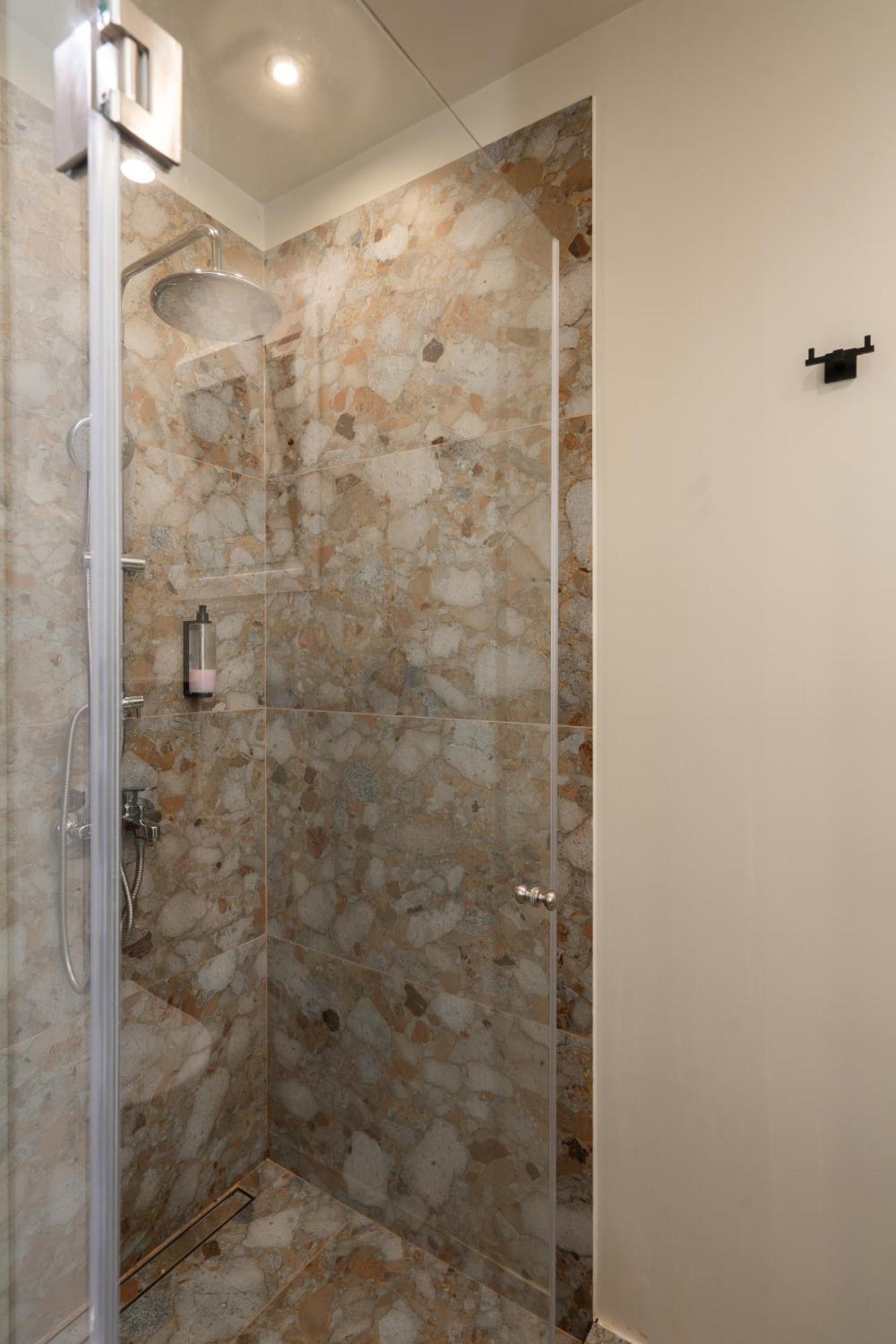 A Place 4U No6 - City Escape With Balcony Lounge & Open Living Space Atina Dış mekan fotoğraf